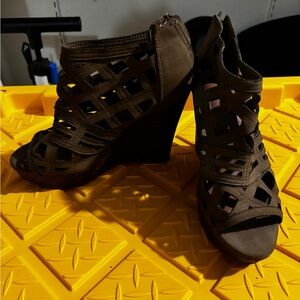 Stylish Olive Green Wedge Sandals